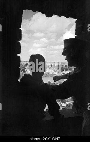 Hitlerjungen besuchen die Marienburg an der Nogat, Deutschland 1930er Jahre. Hitler-Jugendliche machen eine Besichtigungstour zum Schloss Marienburg am Fluss Nogat, Deutschland 1930er Jahre. Stockfoto