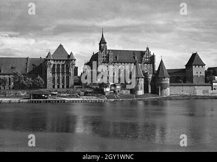 Hitlerjungen besuchen die Marienburg an der Nogat, Deutschland 1930er Jahre. Hitler-Jugendliche machen eine Besichtigungstour zum Schloss Marienburg am Fluss Nogat, Deutschland 1930er Jahre. Stockfoto