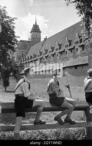 Hitlerjungen besuchen die Marienburg an der Nogat, Deutschland 1930er Jahre. Hitler-Jugendliche machen eine Besichtigungstour zum Schloss Marienburg am Fluss Nogat, Deutschland 1930er Jahre. Stockfoto