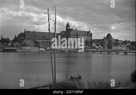 Hitlerjungen besuchen die Marienburg an der Nogat, Deutschland 1930er Jahre. Hitler-Jugendliche machen eine Besichtigungstour zum Schloss Marienburg am Fluss Nogat, Deutschland 1930er Jahre. Stockfoto