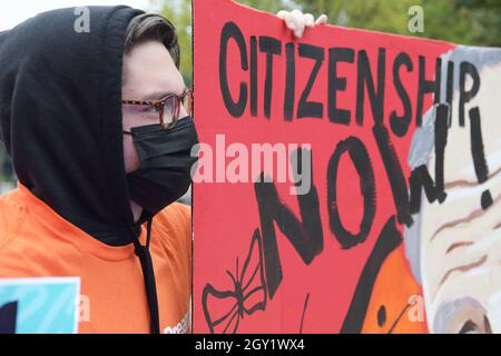 Washington, USA. Oktober 2021. United We DreamÕs-Demonstranten senden heute am 06. Oktober 2021 im Lafayette Park/Weißen Haus in Washington DC, USA, einen Brief an Frau Pelosi und US-Präsident Joe Biden und veranstalten eine Kundgebung, in der die Bürgerschaft für alle gefordert wird. (Foto von Lenin Nolly/Sipa USA) Quelle: SIPA USA/Alamy Live News Stockfoto