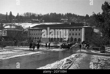 Unterwegs im Berchtesgadener Land, hier: Hauptbahnhof, Deutschland 1940er Jahre. Rund um Berchtesgaden, hier: Hauptbahnhof, Deutschland 1940er Jahre. Stockfoto