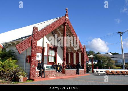 Die Leute versammeln sich in einem Versammlungshaus auf einer Marae zu einer Beerdigung im Jahr 2005. Das Versammlungshaus, auch bekannt als Wharenui oder Wharenui, ist ein zentraler Treffpunkt für die Maori-Gemeinde in Neuseeland. Stockfoto