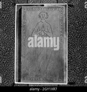 Reproduktion aus der Sammlung Edwin Redslob: Grabplatte aus einer Kirche in Berlin, 13. Jahrhundert, Deutschland, 1930er Jahre. Reproduktion von Edwin Redslob Sammlung: Tomb slab in einer Kirche aus Berlin, 13. Jahrhundert, Deutschland 1930. Stockfoto