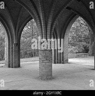 Reproduktion aus der Sammlung Edwin Redslob: ein altes Stadttor in Berlin, Deutschland, 1930er Jahre. Reproduktion von Edwin Redslob Sammlung: Eine alte Berlin City Gate, Deutschland 1930. Stockfoto