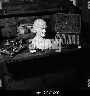 Reproduktion aus der Sammlung Edwin Redslob: Büste und Utensilien von Samuel Hahnemann, Deutschland 1930er Jahre. Reproduktion von Edwin Redslob Sammlung: Büste und Sachen von Samuel Hahnemann, Deutschland 1930. Stockfoto