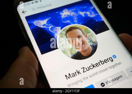 6. Oktober 2021: BRASILIEN - 2021/10/06: In dieser Fototafel wird das Profil des Facebook-Gründers Mark Zuckerberg auf einem Smartphone angezeigt. (Bild: © Cris FAGA/ZUMA Press Wire) Stockfoto