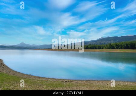 Schöne Landschaft am See von Plastira in Zentralgriechenland Stockfoto