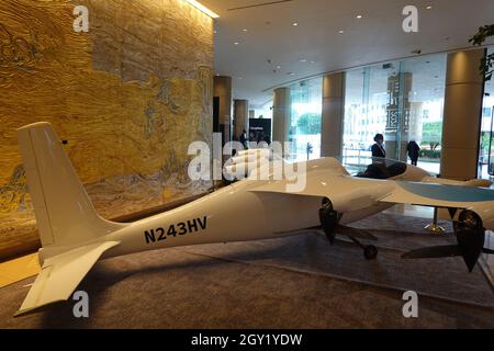 Kitty Hawk pilotloses Flugzeug in der Lobby des Hilton Hotel Beverly Hills Stockfoto