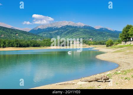 Schöne Landschaft am See von Plastira in Zentralgriechenland Stockfoto