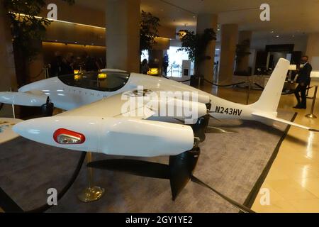 Kitty Hawk pilotloses Flugzeug in der Lobby des Hilton Hotel Beverly Hills Stockfoto