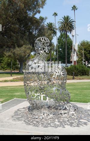 Endless V, von Juame Plensa, ein Stück öffentlicher Kunst in, Beverly Gardens Park, Beverly Hills, Kalifornien, USA Stockfoto