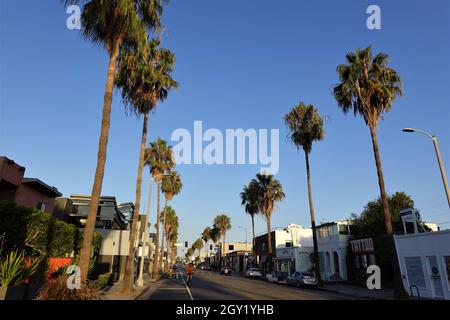 Am frühen Morgen auf einem ruhigen Abt Kinney Boulevard, Venedig, Los Angeles, Kalifornien, USA Stockfoto