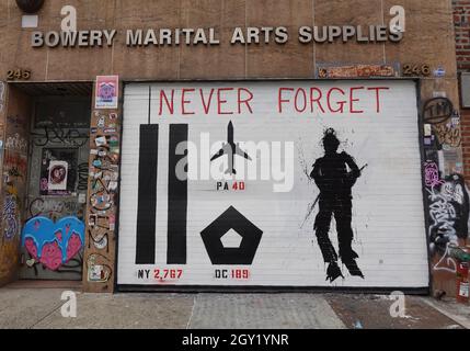 Wandgemälde Bowery Arts Supplies, Manhattan, New York, zum Gedenken an den 20. Jahrestag des Terroranschlags von 9/11 Stockfoto