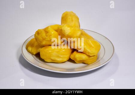 Nahaufnahme von frischen Jackfruits. Ein Haufen Jackfrucht auf weißem Hintergrund isoliert. Stockfoto