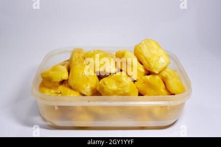 Nahaufnahme von frischen Jackfruits. Ein Haufen Jackfrucht auf weißem Hintergrund isoliert. Stockfoto