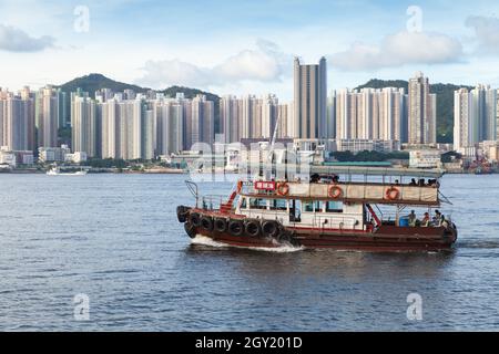 Hongkong - 10. Juli 2017: Kleine Passagierfähre fährt in der Bucht von Hongkong Stockfoto