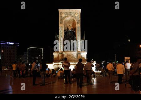 Istanbul, Türkei; 25. Mai 2013: Zentrales Denkmal des Taksim-Platzes. Stockfoto