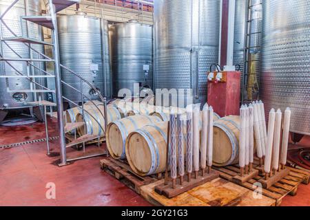 INLE, MYANMAR - 27. NOVEMBER 2016: Verschiedene Arrals in einem Keller des Red Mountain Estate Vinery in der Nähe des Inle Lake, Myanmar Stockfoto