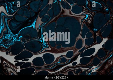 Abstrakte blaue und schwarze Marmormuster-Textur - die traditionelle Kunst des Ebru-Marbling Stockfoto