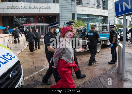 Sandwich, Großbritannien. Oktober 2021. Polizeibeamte aus Kent verhaften einen von zwei Aktivisten der Palestine Action, die einen Bereich über dem Eingang des Discovery Park House besetzten, nachdem er aus Protest gegen die Anwesenheit einer Instro Precision-Fabrik im Discovery Park mit roter Farbe besprüht wurde. Instro Precision ist eine Tochtergesellschaft von Elbit Systems, Israels größtem börsennotierten Rüstungsunternehmen, und liefert "hochpräzise militärische Ausrüstung", von der die Palästinensische Aktion behauptet, dass sie vom israelischen Militär gegen die Bevölkerung von Gaza eingesetzt wurde. Kredit: Mark Kerrison/Alamy Live Nachrichten Stockfoto