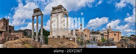 Panoramablick auf das Kaiserliche Forum von Kaiser Augustus. Die Kaiserlichen Foren (Fori Imperiali auf Italienisch) sind eine Reihe von monumentalen Foren (öffentlicher Platz Stockfoto