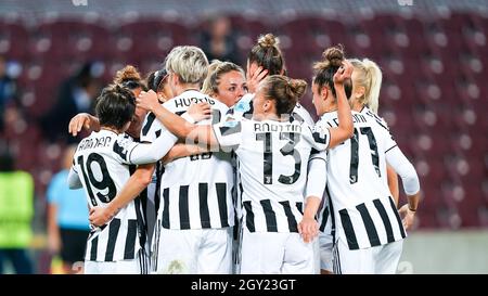 Genf, Schweiz. Oktober 2021. Lina Hurtig (17 Juventus) feiert ihr Tor mit ihren Teamkollegen während der UEFA Womens Champions League Group Stage des 1. Fußballspiels zwischen Servette FCCF und Juventus im Stade de Geneve in Genf, Schweiz. Kredit: SPP Sport Pressefoto. /Alamy Live News Stockfoto