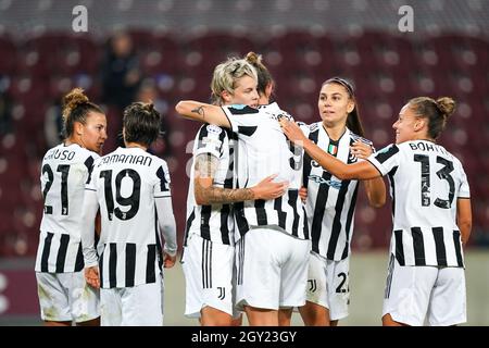 Genf, Schweiz. Oktober 2021. Lina Hurtig (17 Juventus) feiert ihr Tor mit ihren Teamkollegen während der UEFA Womens Champions League Group Stage des 1. Fußballspiels zwischen Servette FCCF und Juventus im Stade de Geneve in Genf, Schweiz. Kredit: SPP Sport Pressefoto. /Alamy Live News Stockfoto