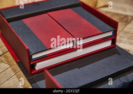Fächer aus roten und schwarzen Boxen zeigen unterschiedlich große Zeitschriften Stockfoto