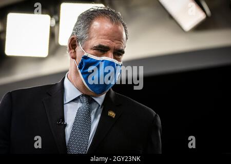 Washington, Usa. Oktober 2021. Charlie Oppler, Präsident der National Association of REALTORS, kommt am Mittwoch, den 6. Oktober, zu einem Treffen mit US-Präsident Joe Biden im Eisenhower Executive Office Building in Washington, DC, USA, 2021. Biden trifft sich mit Finanz- und Unternehmensführern, um den potenziellen Schaden für die US-Wirtschaft durch einen Schuldenausfall hervorzuheben, da die Gesetzgeber weiterhin über die Schuldengrenze hinkritzen. Fotograf: Samuel Corum/Pool/Sipa USA Kredit: SIPA USA/Alamy Live News Stockfoto