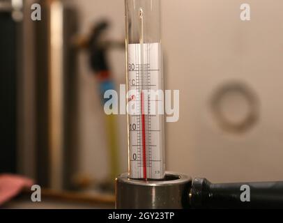 Krakau. Krakau. Polen. Bierherstellung in Mikrobrauereien. Braumeister misst den Zuckergehalt in Würze mit einem Hydrometer. Stockfoto