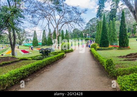 PYIN OO LWIN, MYANMAR - 29. NOVEMBER 2016: Pfad im Botanischen Garten von Kandawgyi in Pyin Oo Lwin, Myanmar Stockfoto