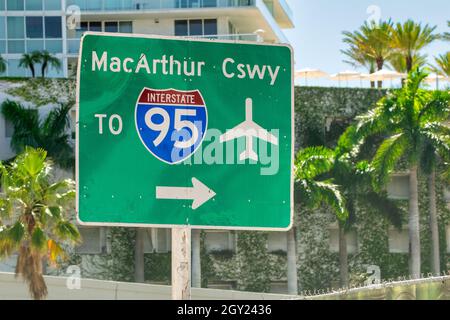 MacArthur Causeway und I-95 sind in South Beach, Miami, ausgeschildern Stockfoto