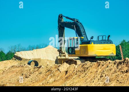 Raupenbagger Vorderansicht Graben auf Abbruchstelle Stockfoto