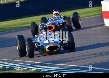 James King, Brabham-Climax BT7, Glover Trophy, 1500 ccm große Prix-Fahrzeuge, die zwischen 1961 und 1965 gefahren sind, Goodwood Revival 2021, Goodwood, Chichester, W Stockfoto