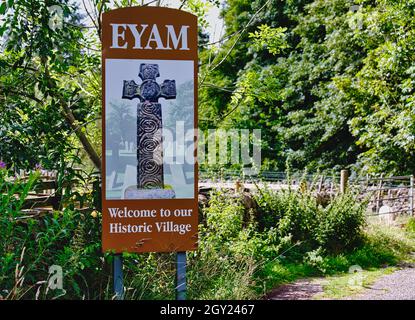 Schild am Eingang zum historischen Pestdorf Eyam, Peak District National Park, Derbyshire, England Stockfoto