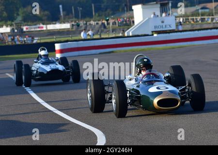 James King, Brabham-Climax BT7, Glover Trophy, 1500 ccm große Prix-Fahrzeuge, die zwischen 1961 und 1965 gefahren sind, Goodwood Revival 2021, Goodwood, Chichester, W Stockfoto