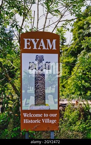 Schild am Eingang zum historischen Pestdorf Eyam, Peak District National Park, Derbyshire, England Stockfoto