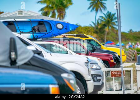 Bunte Autos parkten in einer Reihe am Meer entlang Stockfoto