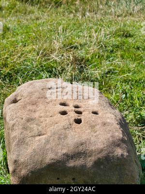 Boundary Stone auf dem Fußweg zwischen dem Pestdorf Eyam und Stony Middleton, Peak District National Park, Derbyshire, England Stockfoto