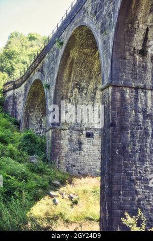 Das denkmalgeschützte viktorianische Monsal-Dale-Viadukt (Grabstein-Viadukt), erbaut 1863, Monsal Head, Peak District, Derbyshire. England Stockfoto