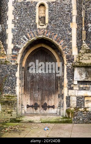 Hauptbogentür zur Kirche Saint John Maddermarket im Töpfertor Norwich Norfolk Stockfoto