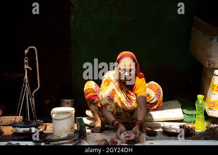 Fischhändler auf dem zentralen Markt von Varanasi Stockfoto