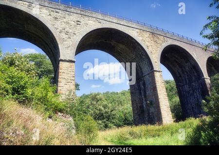 Das denkmalgeschützte viktorianische Monsal-Dale-Viadukt (Grabstein-Viadukt), erbaut 1863, Monsal Head, Peak District, Derbyshire. England Stockfoto