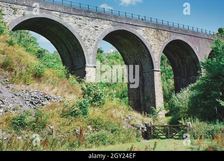 Das denkmalgeschützte viktorianische Monsal-Dale-Viadukt (Grabstein-Viadukt), erbaut 1863, Monsal Head, Peak District, Derbyshire. England Stockfoto