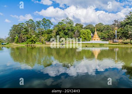 Pagode und See im Botanischen Garten von Kandawgyi in Pyin Oo Lwin, Myanmar Stockfoto