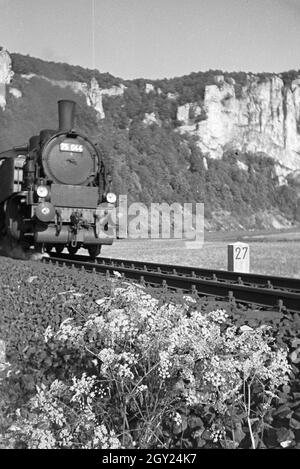 Idylllisches Schwarzwaldpanorama mit einem durch das Tal fahrenden Zug, Deutschland 1930er Jahre. Idyllische Panoramablick auf den Schwarzwald mit einem Zug fahren durch das Tal, Deutschland 1930. Stockfoto