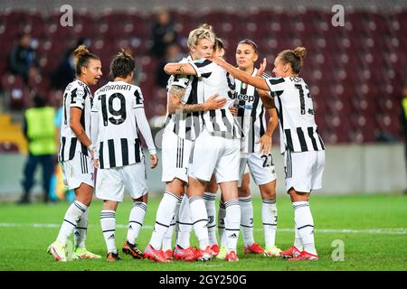 Genf, Schweiz. Oktober 2021. Lina Hurtig (17 Juventus) feiert ihr Tor mit ihren Teamkollegen während der UEFA Womens Champions League Group Stage des 1. Fußballspiels zwischen Servette FCCF und Juventus im Stade de Geneve in Genf, Schweiz. Kredit: SPP Sport Pressefoto. /Alamy Live News Stockfoto