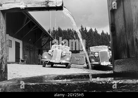 Autoreisende fahren im Cabrio durch den Schwarzwald, Deutschland 1930er Jahre. Ein Auto Reise im Cabrio durch den Schwarzwald, Deutschland 1930. Stockfoto