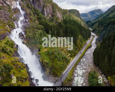 Norwegen - Låtefossen ist ein beeindruckender Zwillingswasserfall im Odda-Tal. Er hat eine Höhe von 165 Metern. Drohnenaufnahme, Panoramastraße. Stockfoto